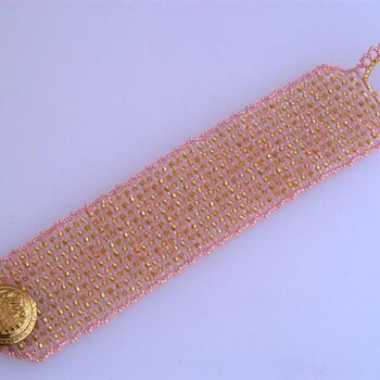 Design getiteld "Button cuff in pink…" door Irena Zelickman, Origineel Kunstwerk, Juwelen