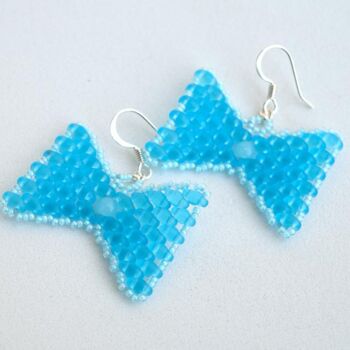 Design getiteld "Aqua beadwork bow e…" door Irena Zelickman, Origineel Kunstwerk, Juwelen