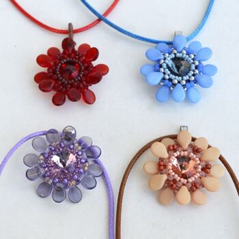 Design intitulée "Daisy pendants with…" par Irena Zelickman, Œuvre d'art originale, Bijoux