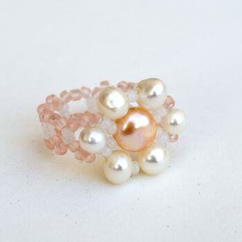 Design getiteld "Delicate pearl flow…" door Irena Zelickman, Origineel Kunstwerk, Juwelen