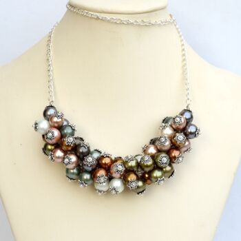 Design intitulée "Pearly cluster neck…" par Irena Zelickman, Œuvre d'art originale, Bijoux