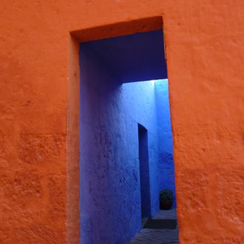 Photographie intitulée "Porte orange bleue" par Irène Verrilli, Œuvre d'art originale