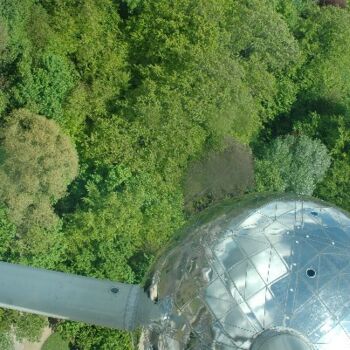 Fotografie getiteld "Atomium | THE SYMBO…" door Irina Kromm, Origineel Kunstwerk, Digitale fotografie Gemonteerd op Frame vo…