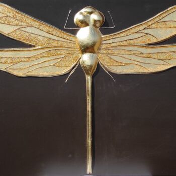 Skulptur mit dem Titel "Dragonfly love" von Irina Tkachenko (iraHAPPYart), Original-Kunstwerk, Gips Auf Keilrahmen aus Holz…