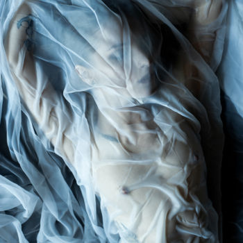 Photographie intitulée "Under the cover #03" par Irina Nekliudova, Œuvre d'art originale, Photographie non manipulée