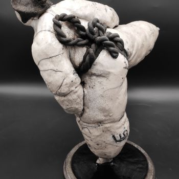 Skulptur mit dem Titel "SHIKO" von Laurence Schlimm Boland, Original-Kunstwerk, Keramik