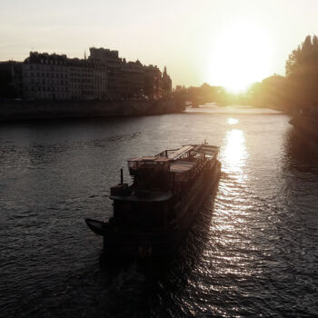 Photography titled "Péniche sur la Seine" by Isa-Isarielle, Original Artwork, Non Manipulated Photography