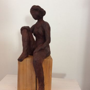 Sculptuur getiteld "Baigneuse sur cube…" door Isabelle Nativelle, Origineel Kunstwerk, Terra cotta