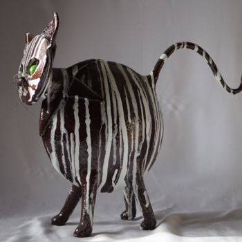 Sculpture titled "CHAT BRUN A RAYURES…" by Isabelle Zwang, Original Artwork, Clay