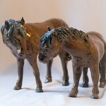 Scultura intitolato "Les petits chevaux…" da Isabelle Zwang, Opera d'arte originale, Ceramica