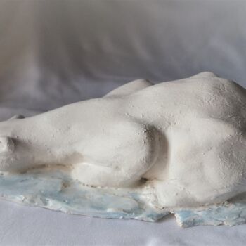 Sculpture titled "OURS BLANC COUCHE" by Isabelle Zwang, Original Artwork, Ceramics