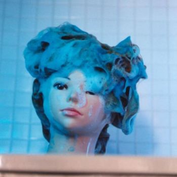 Photographie intitulée "Turquoise Shampoo" par Isabelle Deflandre, Œuvre d'art originale