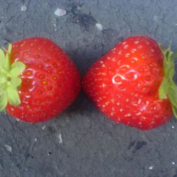 Fotografie getiteld "Strawberries' Kiss" door Isabelle Deflandre, Origineel Kunstwerk