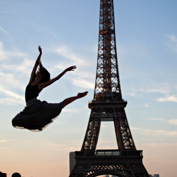 Fotografie getiteld "Paris Jump" door Isshogai, Origineel Kunstwerk, Digitale fotografie Gemonteerd op Aluminium