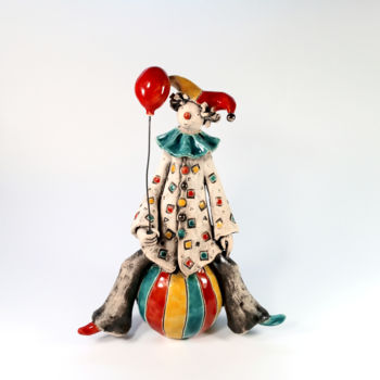 Scultura intitolato "The Playful Clown,…" da Izisculptures, Opera d'arte originale, Ceramica