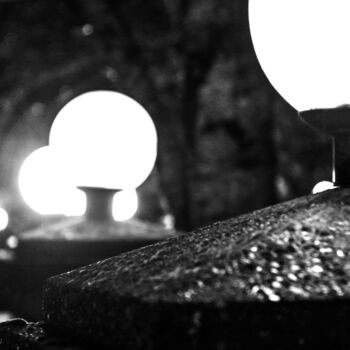 Fotografie getiteld "street lamps in rain" door J.D. Curry, Origineel Kunstwerk