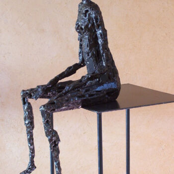 Skulptur mit dem Titel "Femme assise" von Jacques Hellegouarch (Jaco), Original-Kunstwerk, Metalle