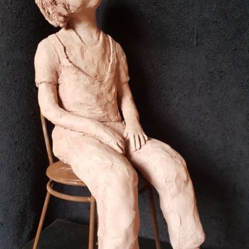 Skulptur mit dem Titel "L'attente" von Dominique Mahe, Original-Kunstwerk, Ton