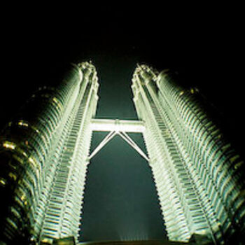 Photographie intitulée "Petronas Tower" par Johnny Aguirre, Œuvre d'art originale