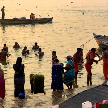 Photographie intitulée "Bathing in Ganges,…" par James Gritz, Œuvre d'art originale, Photographie numérique