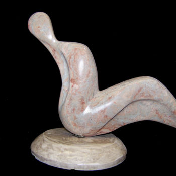 Скульптура под названием "Reclining Figure---…" - Jan And Jo Moore, Подлинное произведение искусства, Камень