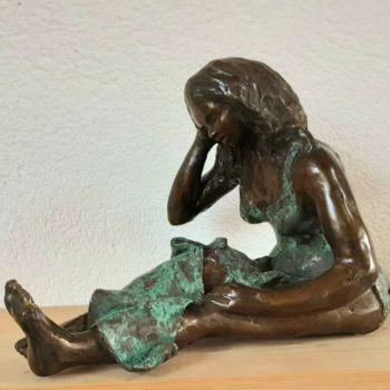 Sculpture intitulée "Baigneuse à la serv…" par Janine Le Cann, Œuvre d'art originale, Bronze