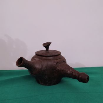 Design intitulée "Teapot in brown 棕色手…" par Janny Hui, Œuvre d'art originale, Meuble