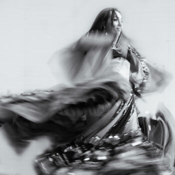 제목이 "Dancing gypsy"인 사진 Jarek Sieczkowski로, 원작, 조작되지 않은 사진 기타 단단한 패널에 장착됨