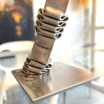 Скульптура под названием "KOLONA" - Joel Bostaetter, Подлинное произведение искусства, Нержавеющая сталь