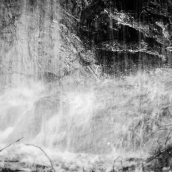 Fotografie getiteld "waterfall b&w" door J.Curry, Origineel Kunstwerk