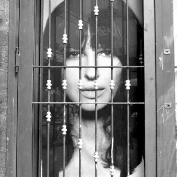 Photographie intitulée "Une femme à sa fenê…" par Jean-Jacques Boisseau, Œuvre d'art originale, Photographie non manipulée
