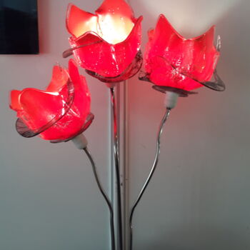 Design mit dem Titel "Lampe 3 tulipes rou…" von Jean Luc Masini, Original-Kunstwerk, Glas
