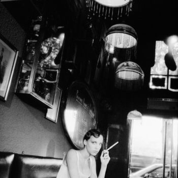 Fotografía titulada "Julie au bar 21 v1" por Jean Luc Michon, Obra de arte original, Fotografía analógica