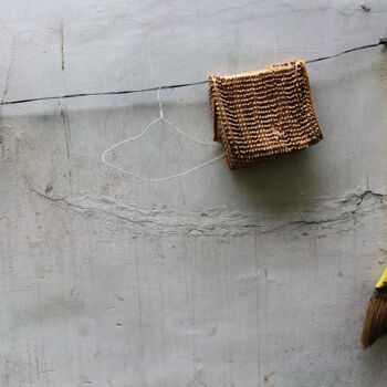 Photographie intitulée "Du balai, Saïgon" par Jean-Marie Virat, Œuvre d'art originale, Photographie numérique