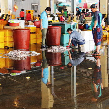 Photographie intitulée "Marché aux poissons…" par Jean-Marie Virat, Œuvre d'art originale, Photographie numérique