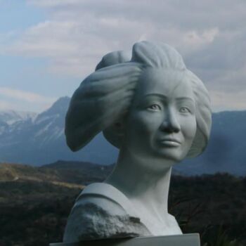 Skulptur mit dem Titel "Geisha Sen Saké" von Jean-Paul Daire, Original-Kunstwerk, Stein