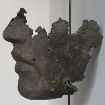 Sculpture intitulée "masque mural .fragm…" par Jean-Yves Verne, Œuvre d'art originale, Ciment Monté sur Métal