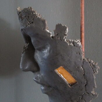 Skulptur mit dem Titel "masque, dorure  à l…" von Jean-Yves Verne, Original-Kunstwerk, Zement