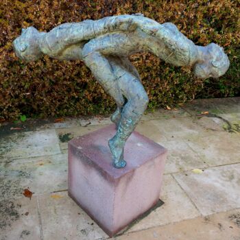 Skulptur mit dem Titel "Sharing the Weight" von Jeane Seah, Original-Kunstwerk, Bronze