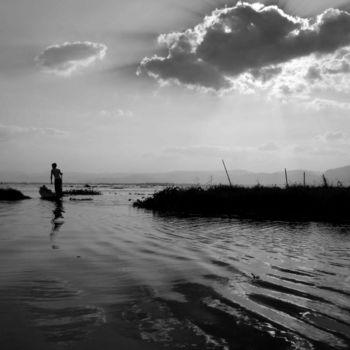 Фотография под названием "Le Pêcheur - Lac In…" - Jean-Marc Renaudie, Подлинное произведение искусства