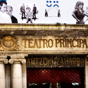 Photographie intitulée "Teatro Principal" par Jeff Griffiths, Œuvre d'art originale, Photographie numérique