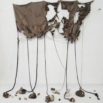 Sculpture titled "A decadência flutua" by Jessica Guerreiro, Original Artwork, Fabric