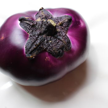 Fotografia intitolato "aubergine in home" da Jfd, Opera d'arte originale