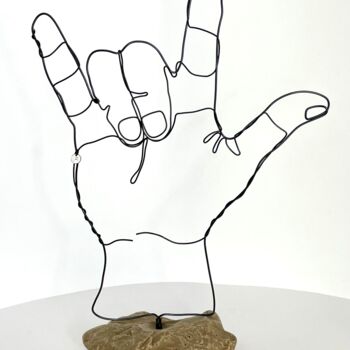Sculptuur getiteld "Love Symbol sur Pie…" door Jipedan, Origineel Kunstwerk, Draad