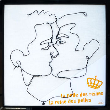 「Kiss Kiss (la pelle…」というタイトルの彫刻 Jipedanによって, オリジナルのアートワーク, アルミニウム その他の剛性パネルにマウント