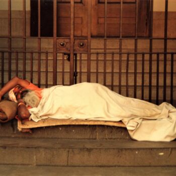 Fotografia intitolato "India Bombay - slee…" da Joachim Mews, Opera d'arte originale, fotografia a pellicola