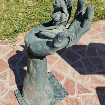 Скульптура под названием "La main de Neptune" - Joaquín A. Sales, Подлинное произведение искусства, Керамика