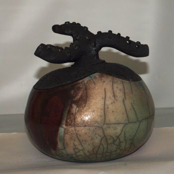 Sculpture titled "boite "corail" Raku" by Joëlle Thanel, Original Artwork, Ceramics