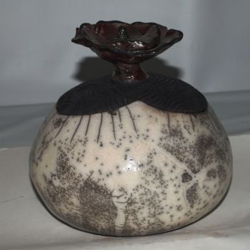 Sculpture intitulée "boite raku à la fle…" par Joëlle Thanel, Œuvre d'art originale, Céramique