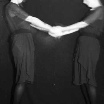 「Les sœurs 5」というタイトルの写真撮影 Johanna Bouvarelによって, オリジナルのアートワーク, アナログ写真 アルミニウムにマウント